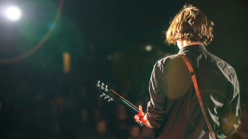 Bild på en gitarrist under en konsert