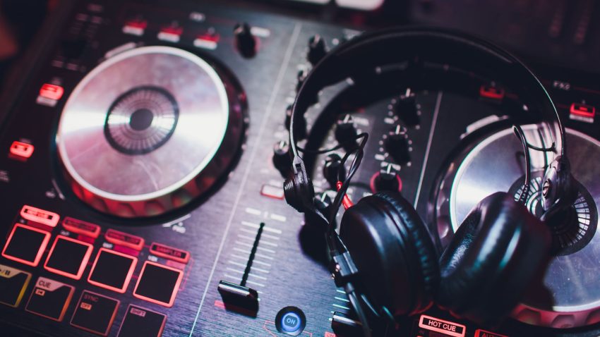 DJ-hörlurar bäst i test som ligger på ett mixerbord