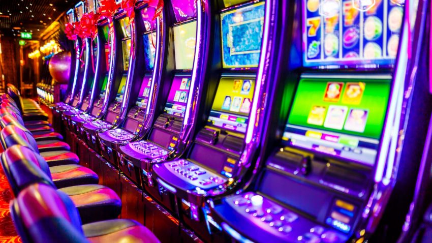 Bild på spelautomater på ett landbaserat casino